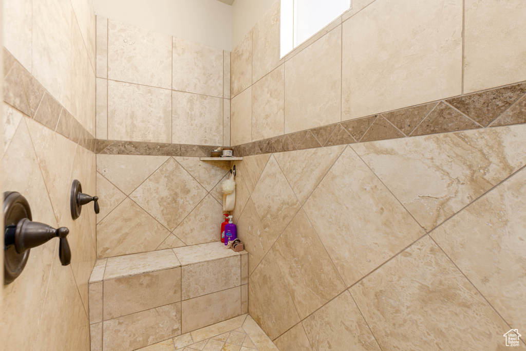 Bathroom featuring a tile shower