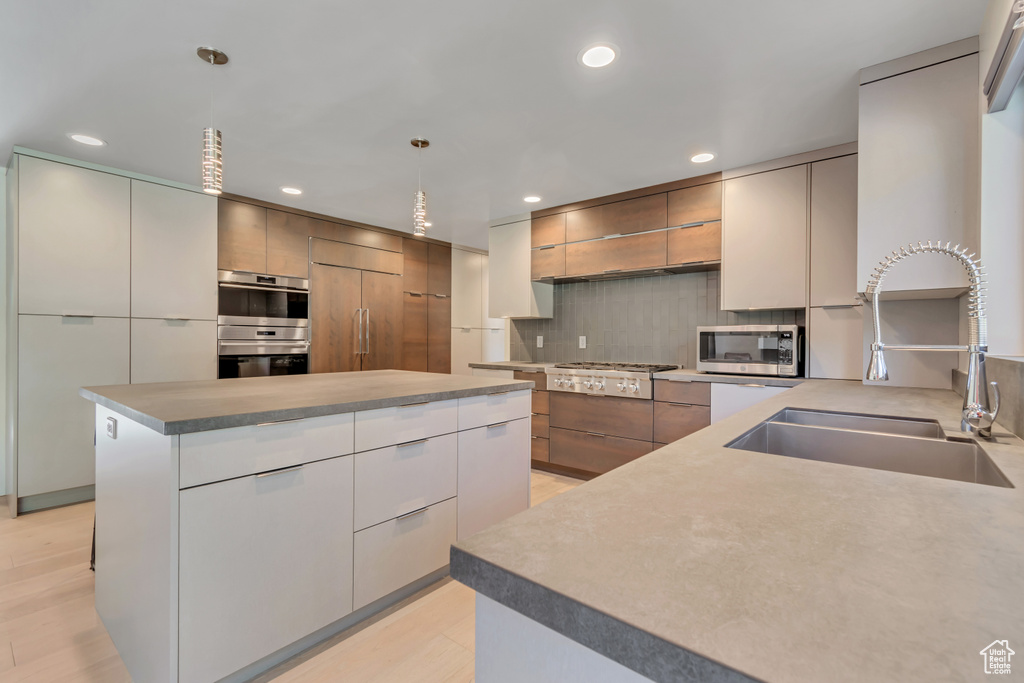 22 S SUNWOOD LN Sandy, UT 84092