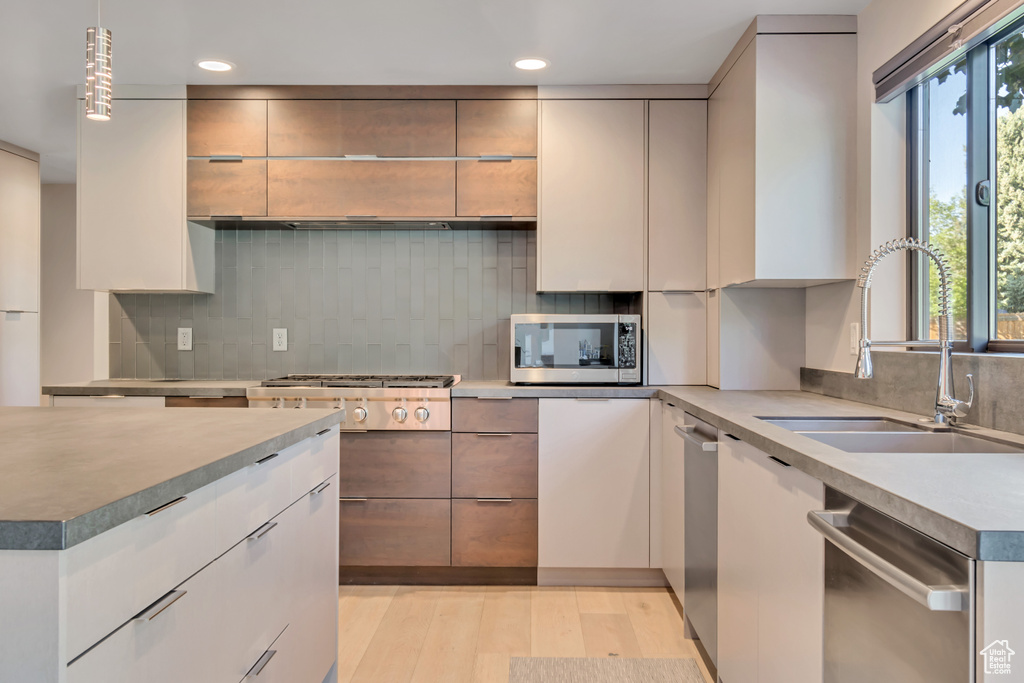22 S SUNWOOD LN Sandy, UT 84092