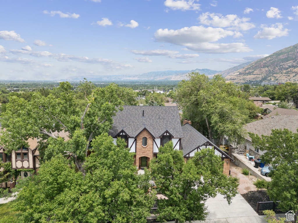 Aerial view of property and surrounding area featuring a mountainous background