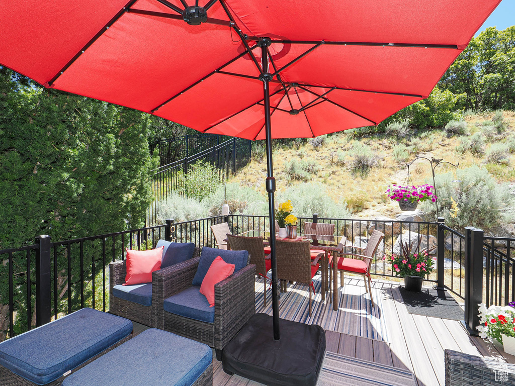 Deck with outdoor dining space