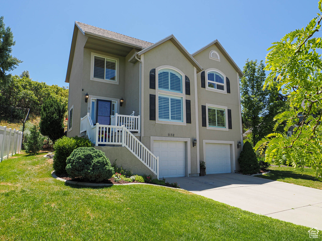 View of front of home featuring stucco siding, a garage, and concrete driveway