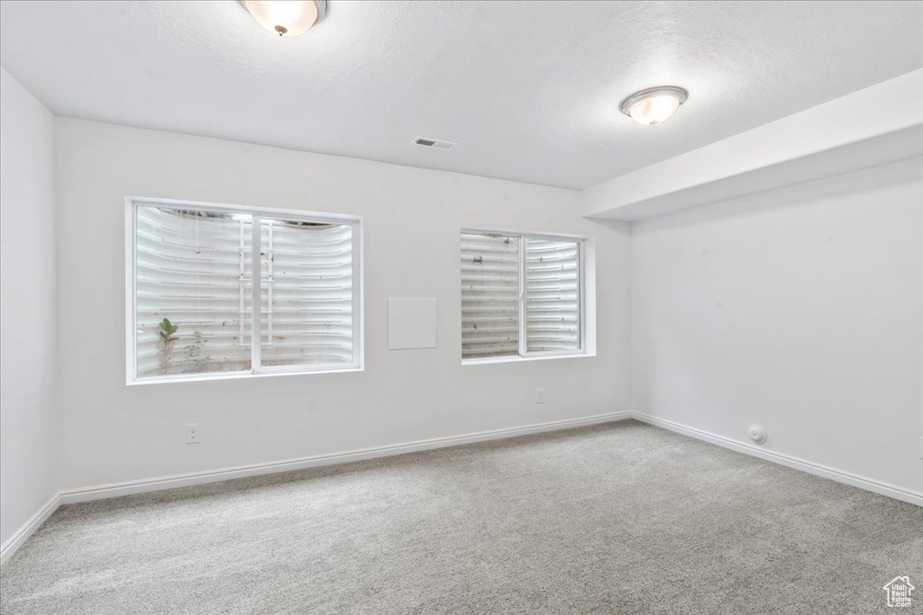 Unfurnished room with carpet flooring