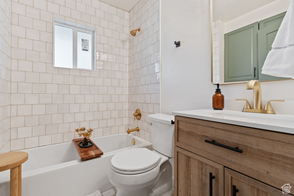 Bathroom with vanity and washtub / shower combination