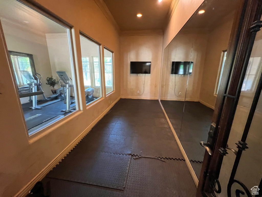 Workout room featuring crown molding and recessed lighting