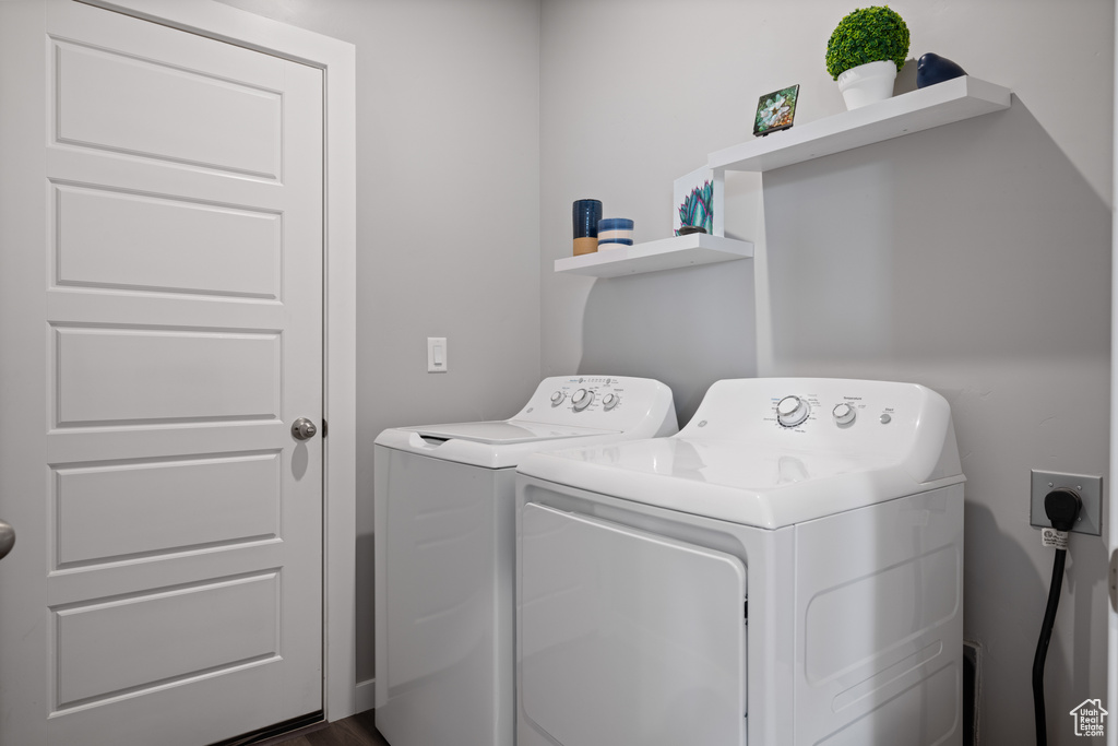 Washroom with washing machine and dryer