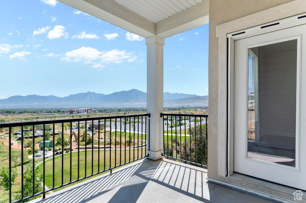Balcony featuring a mountain view