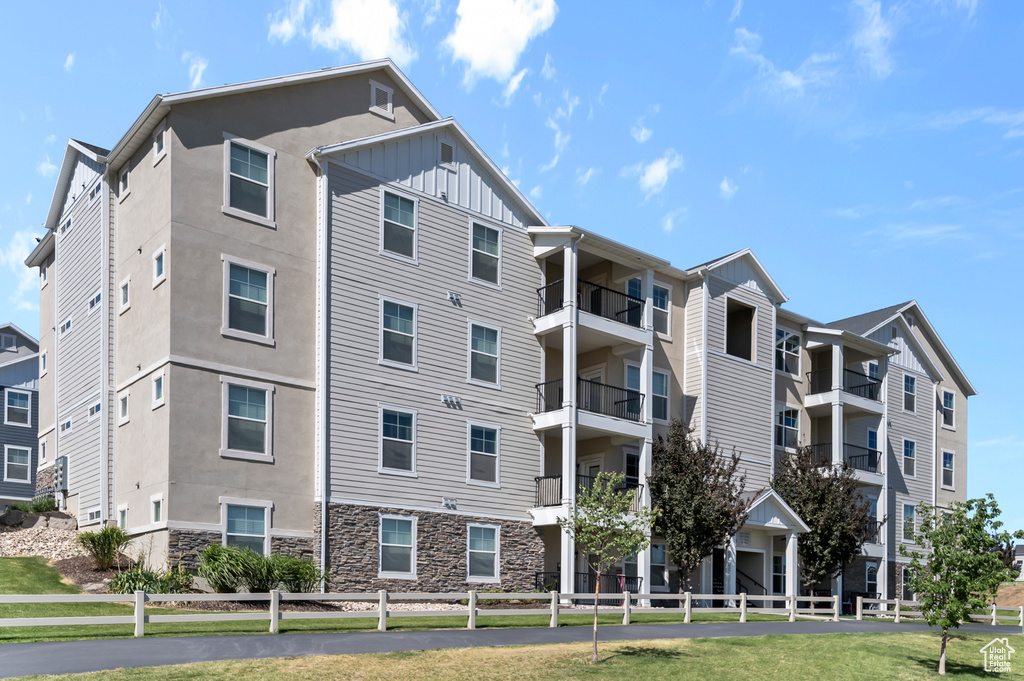 View of apartment building / complex