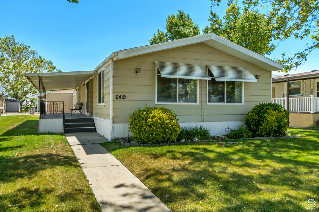 Manufactured / mobile home with a front lawn
