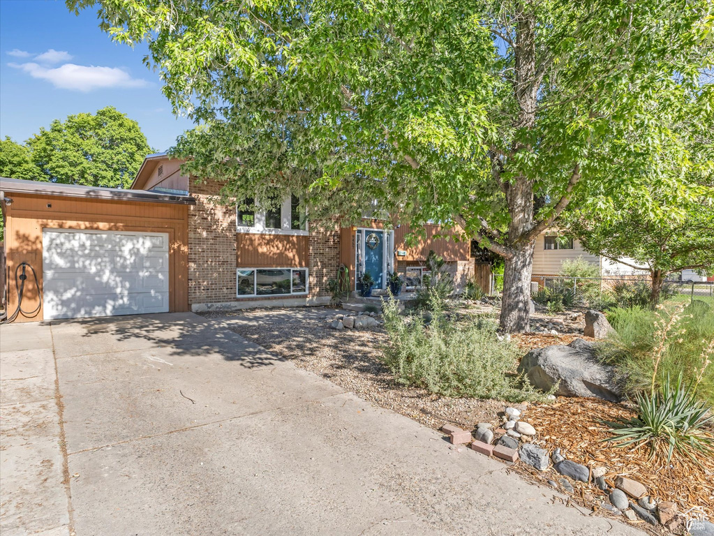9457 S POPPY LN Sandy, UT 84094
