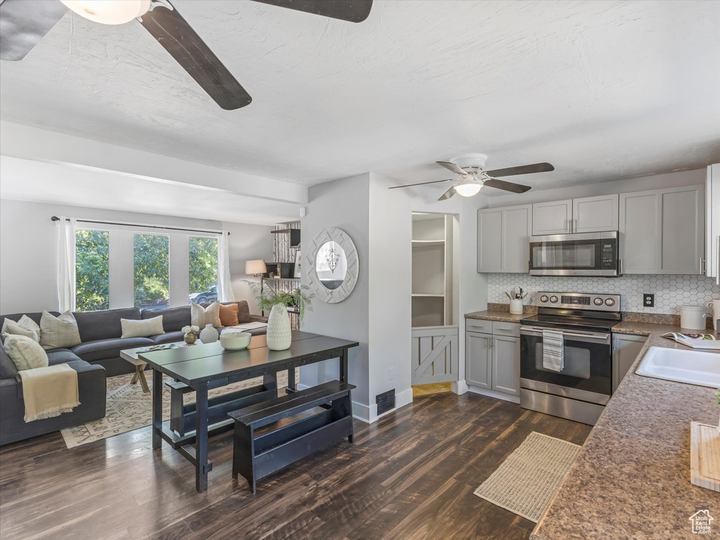 9457 S POPPY LN Sandy, UT 84094