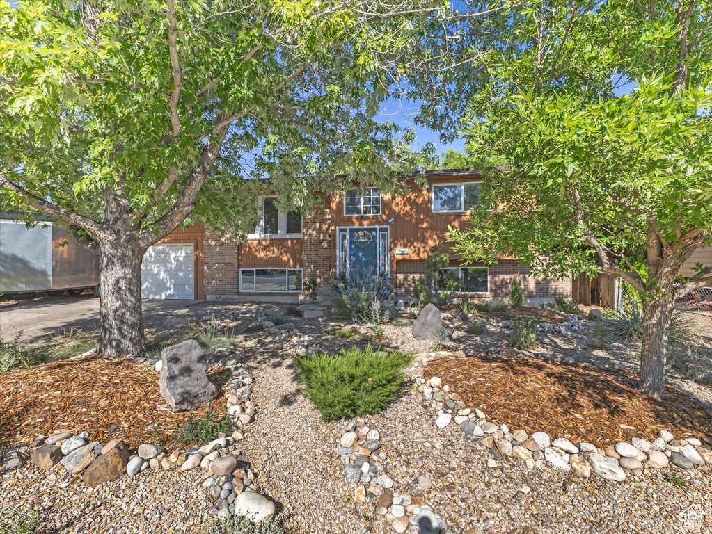 9457 S POPPY LN Sandy, UT 84094