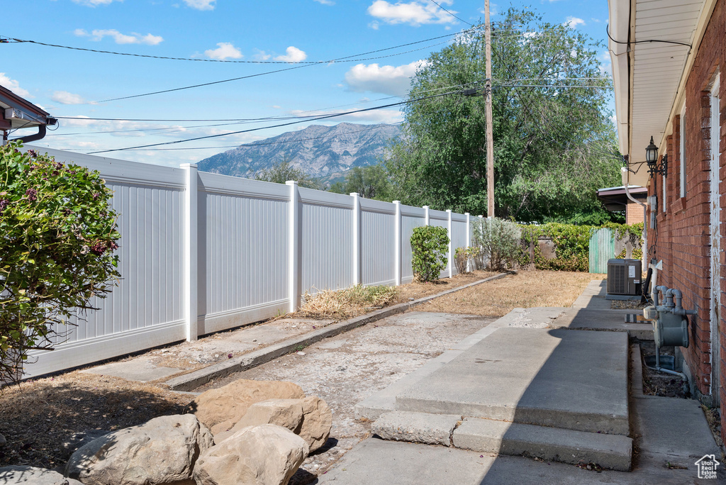 View of yard featuring a mountain view