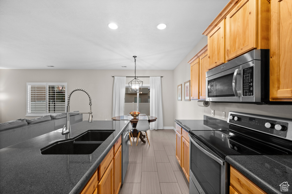 986 W FARNHAM DR North Salt Lake, UT 84054
