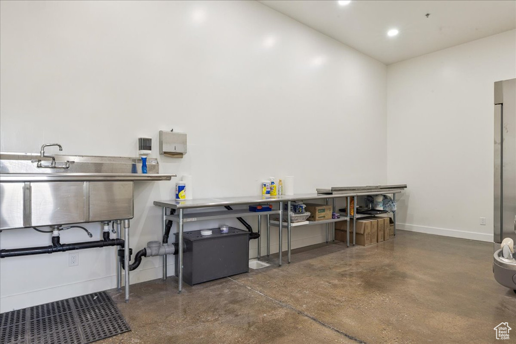 Misc room featuring concrete floors and recessed lighting