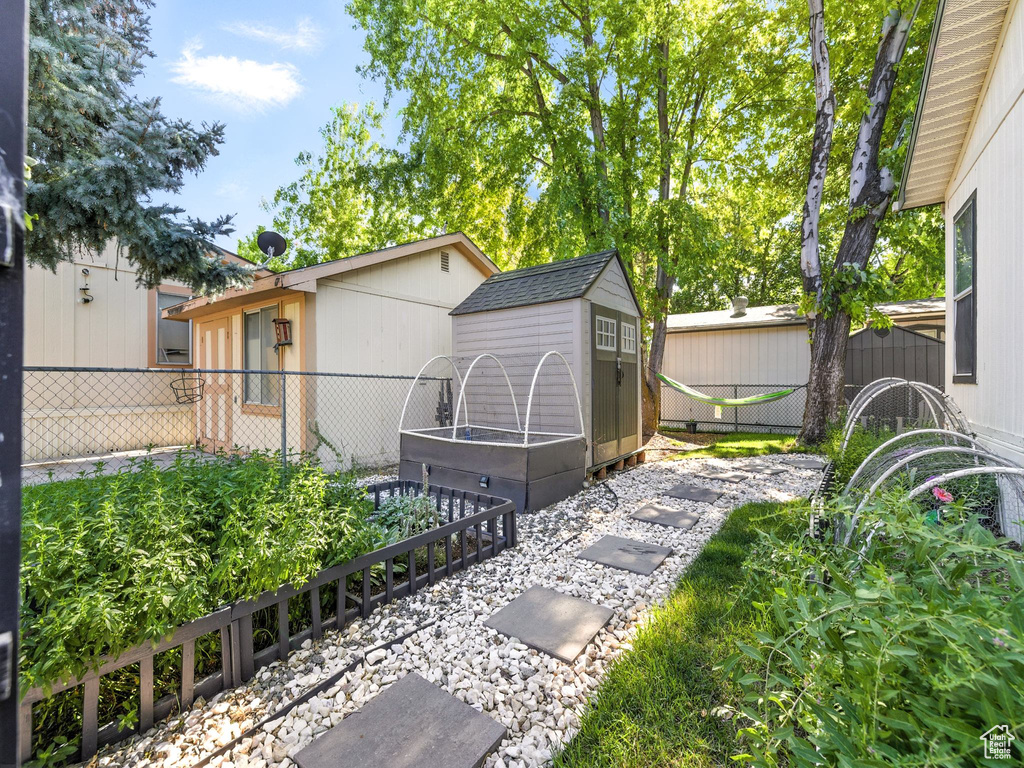 View of yard with a storage shed