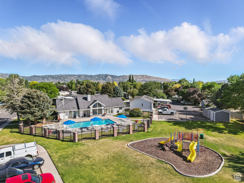 Bird\'s eye view of a pool and a mountainous background