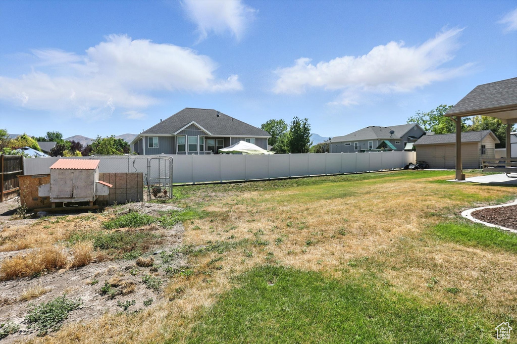 View of yard with an outdoor structure