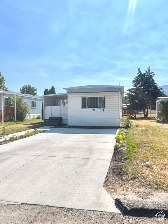 Manufactured / mobile home featuring driveway