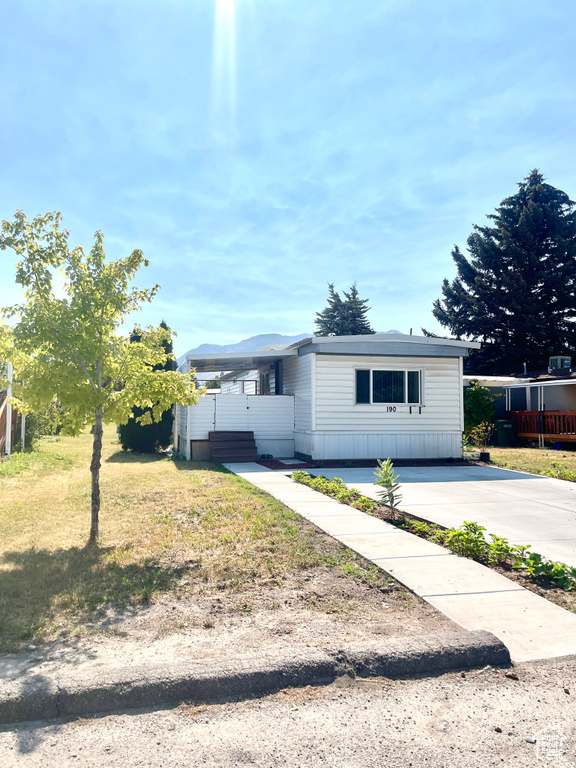 Manufactured / mobile home with a front lawn