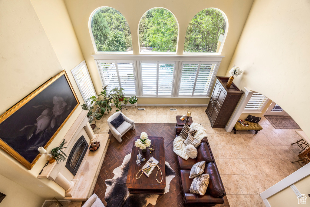Living room with a towering ceiling