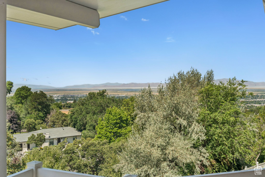 Balcony featuring a mountain view