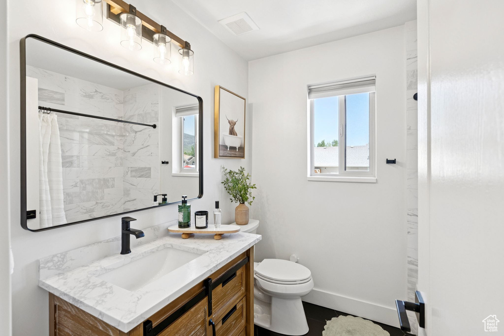 Full bath with vanity and a shower with shower curtain