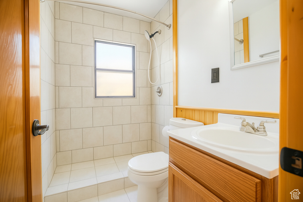 Full bathroom featuring tiled shower and vanity