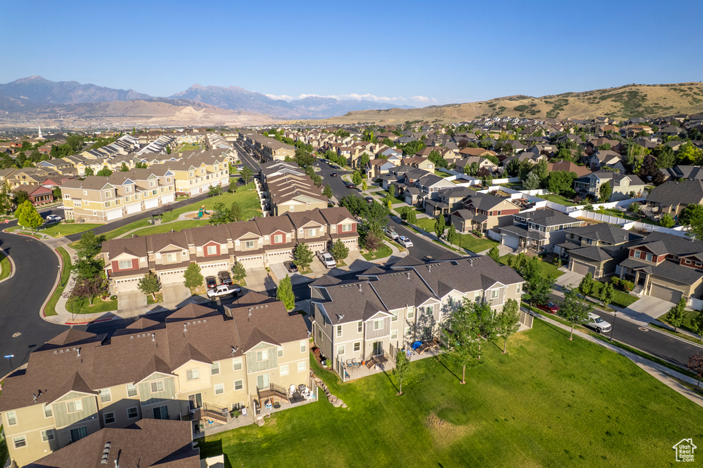 Aerial view of property\\\\\\\\\\\\\\\\\\\\\\\\\\\\\\\'s location with nearby suburban area and mountains