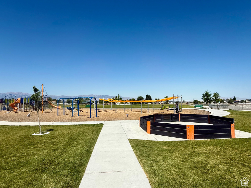 View of home\\\'s community with a lawn
