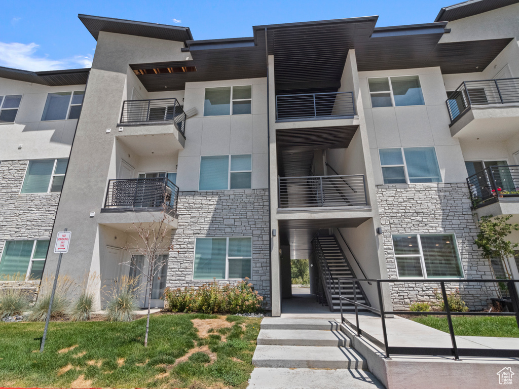 View of apartment building / complex