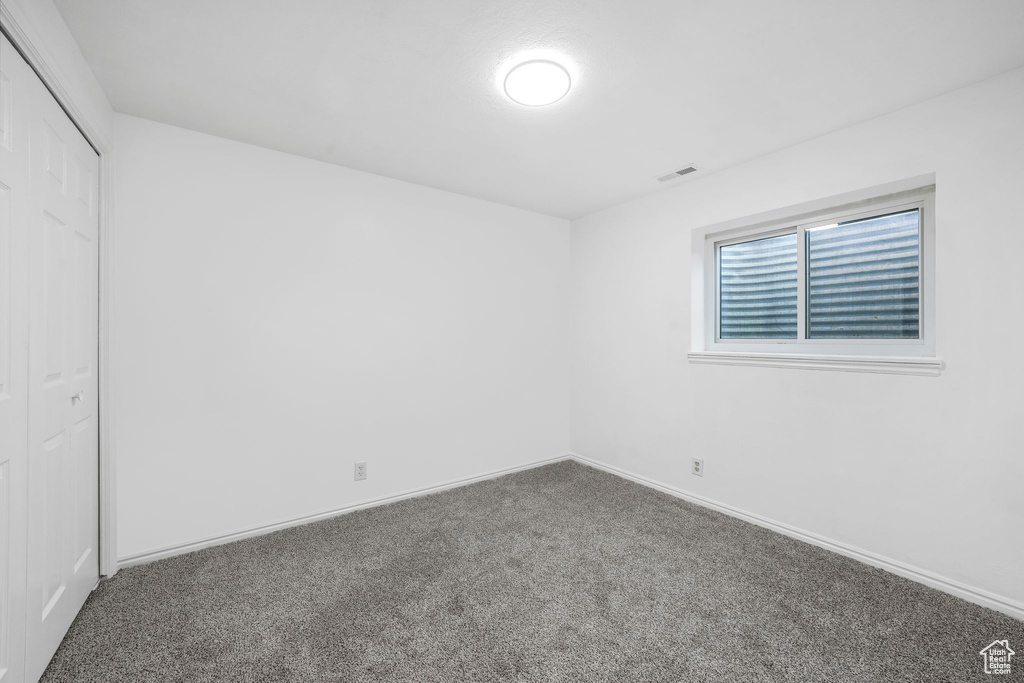 Unfurnished bedroom with carpet flooring and a closet