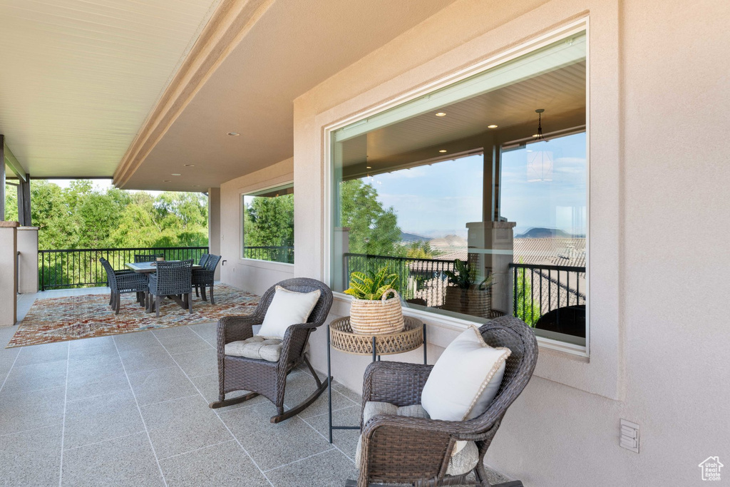 Patio / terrace with outdoor dining area