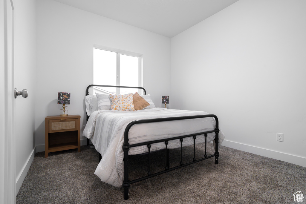 Bedroom with carpet