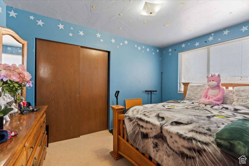 Bedroom with carpet