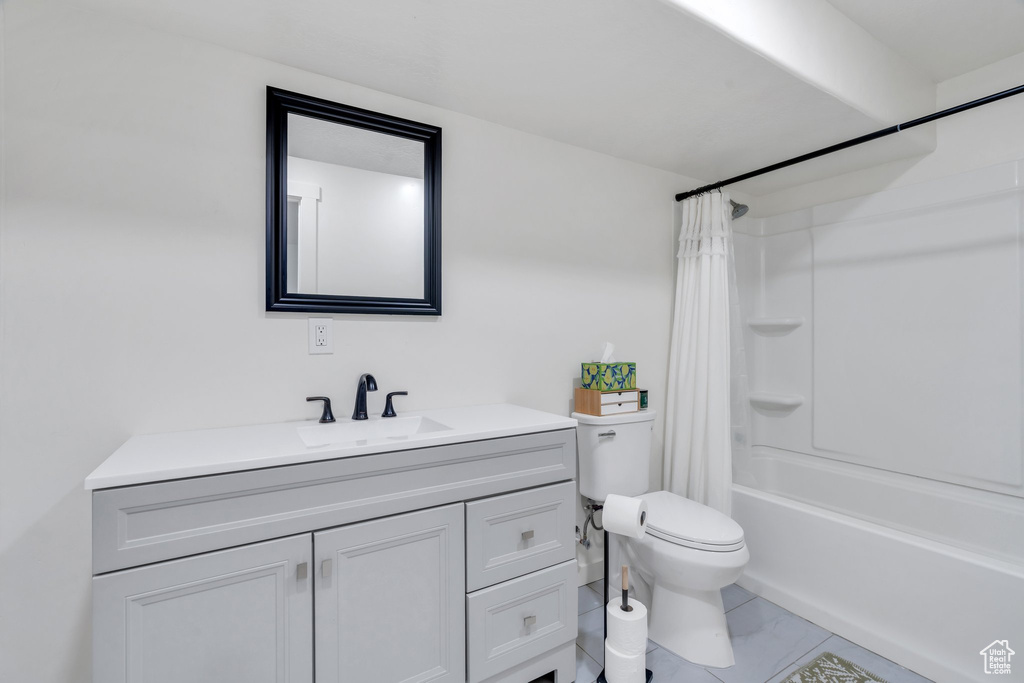 Full bath with vanity and shower / bath combo