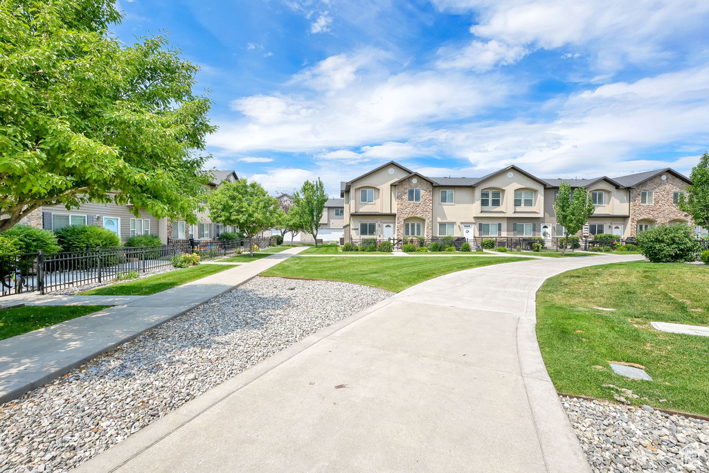 View of property's community featuring a residential view