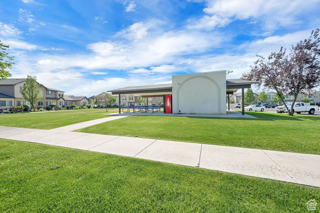 View of home's community featuring a residential view and a yard