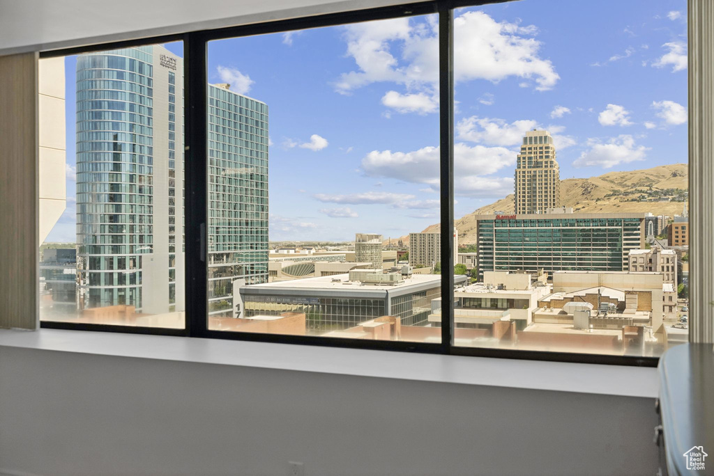 City view featuring a mountain backdrop