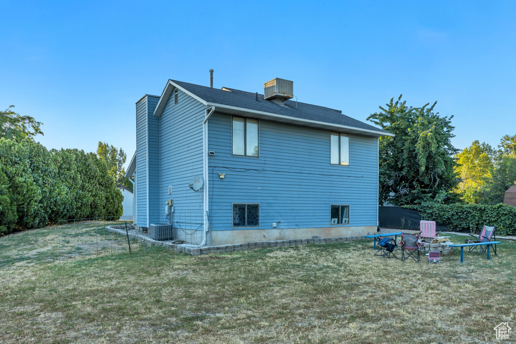 Back of house featuring a yard