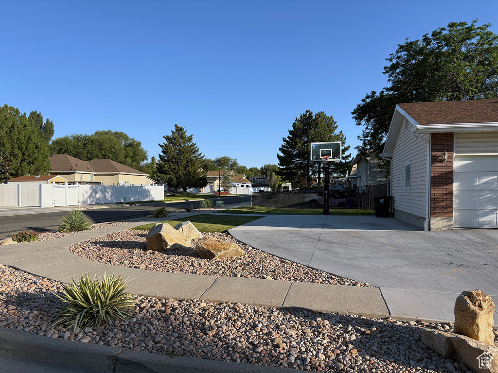 View of yard with a residential view and driveway