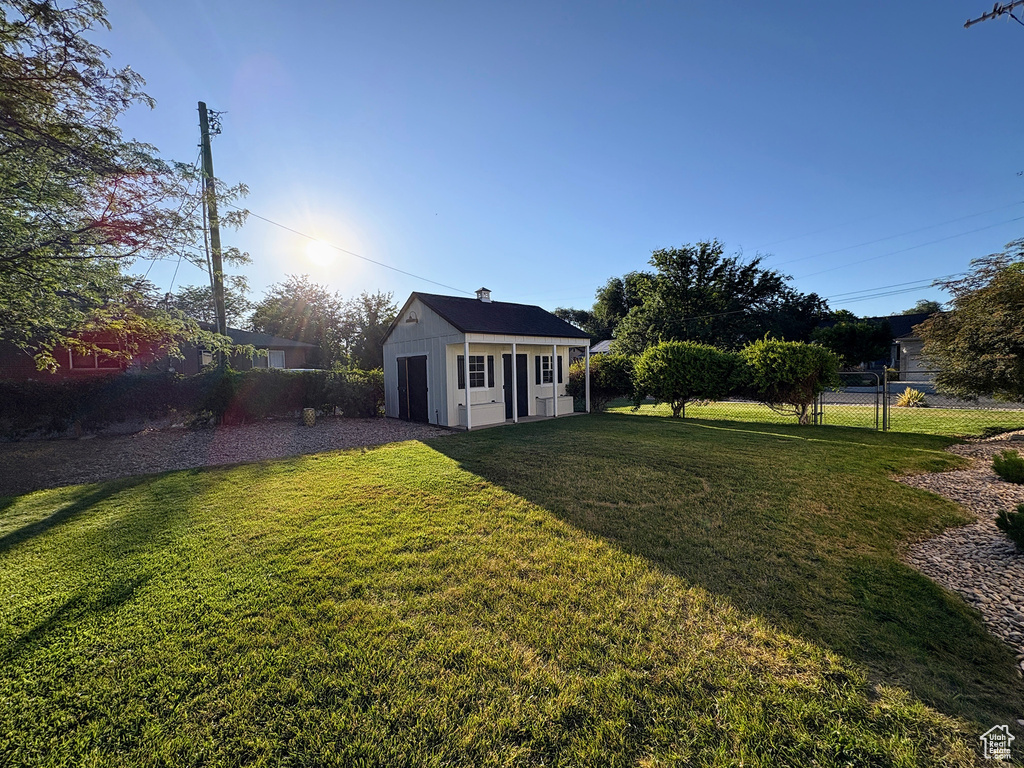 View of yard featuring an outdoor structure