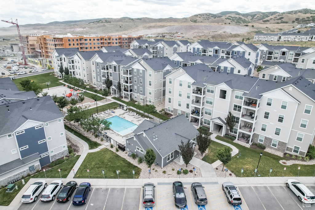 Bird's eye view of a pool area and mountains