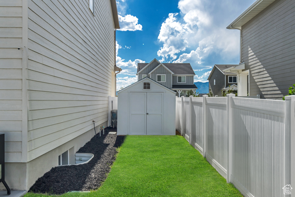View of yard featuring a storage shed