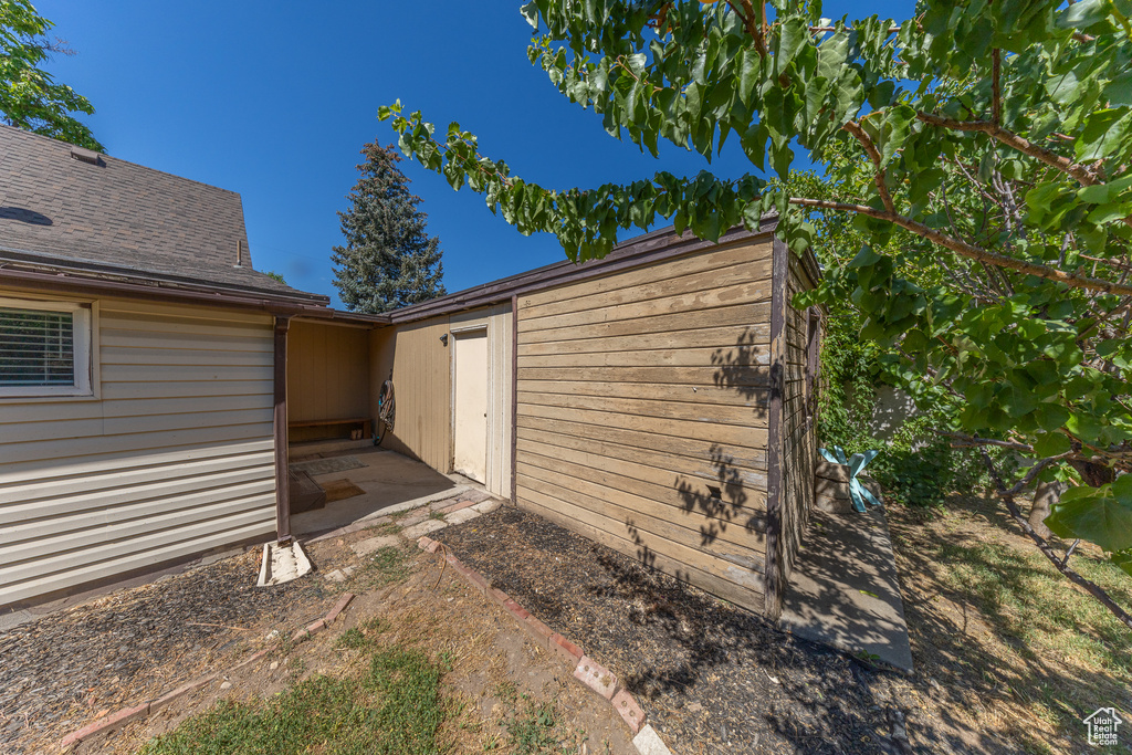 View of home\\\\\\\\\\\\\\\\\\\\\\\\\\\\\\\'s exterior featuring a shingled roof