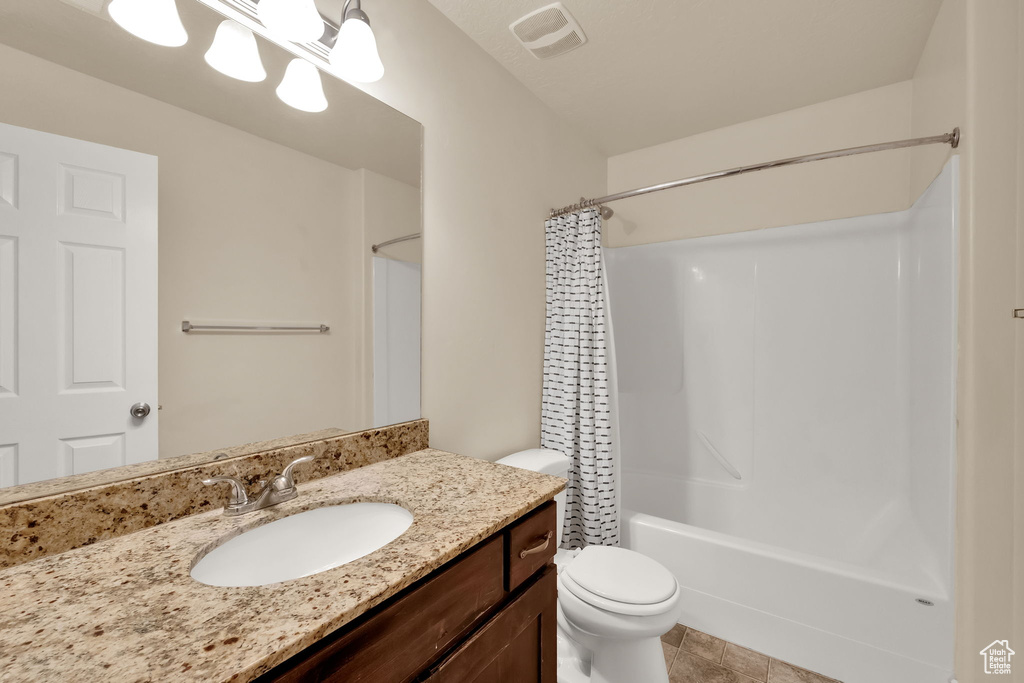 Bathroom with vanity and shower / bath combo with shower curtain