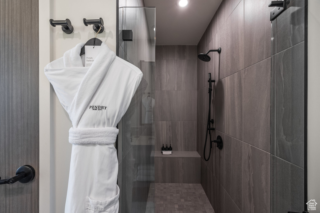 Full bath with a tile shower and recessed lighting