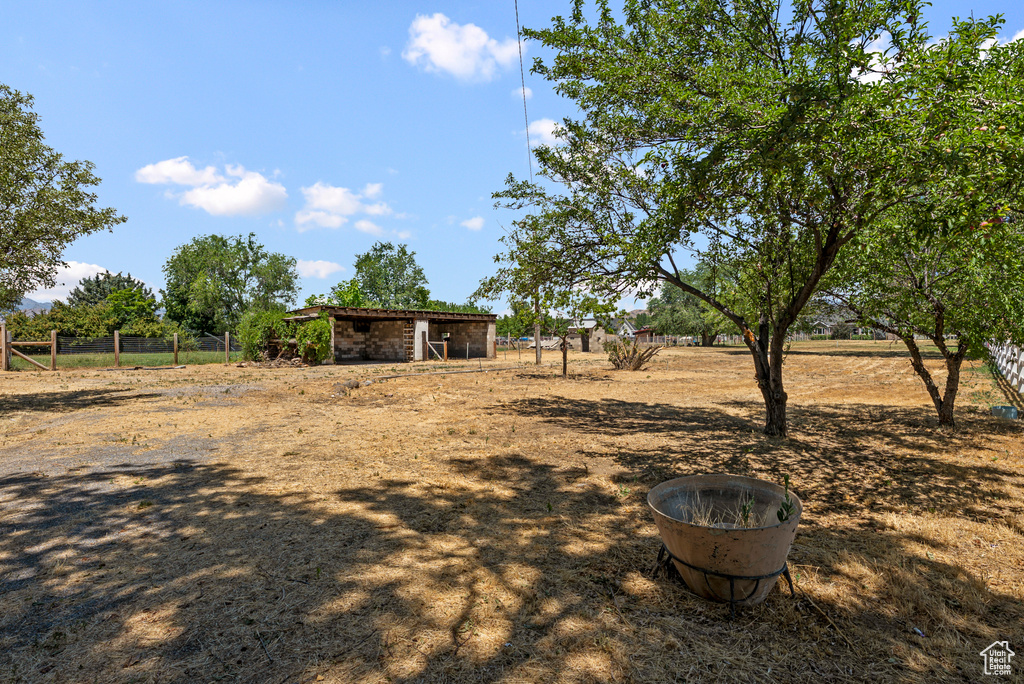 View of yard with an outbuilding