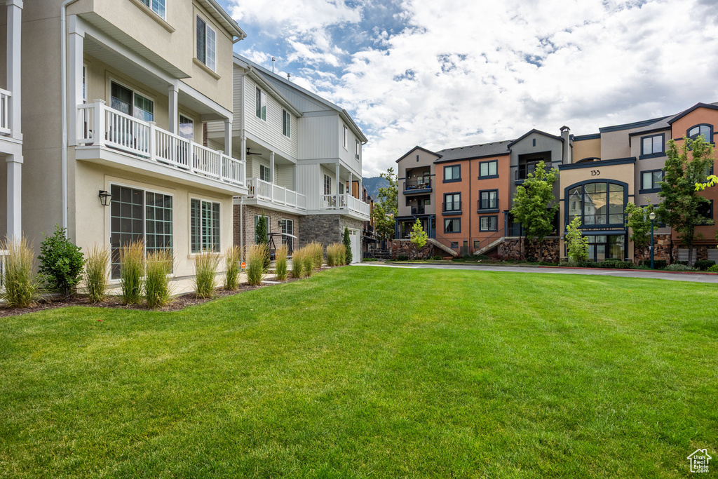 View of home's community featuring a yard and a residential view