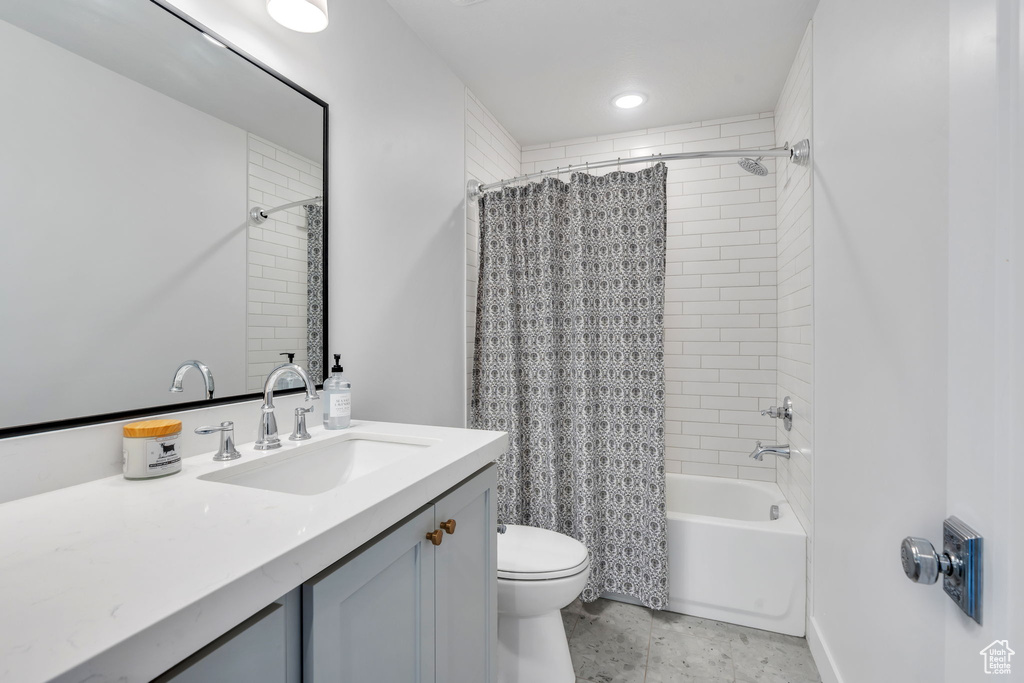 Full bath with vanity and shower / tub combo